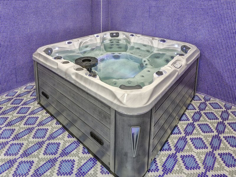 Central 6 - Outdoor Pool