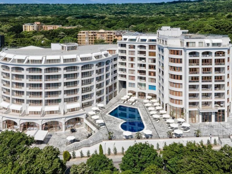 Central 7 - Outdoor Pool