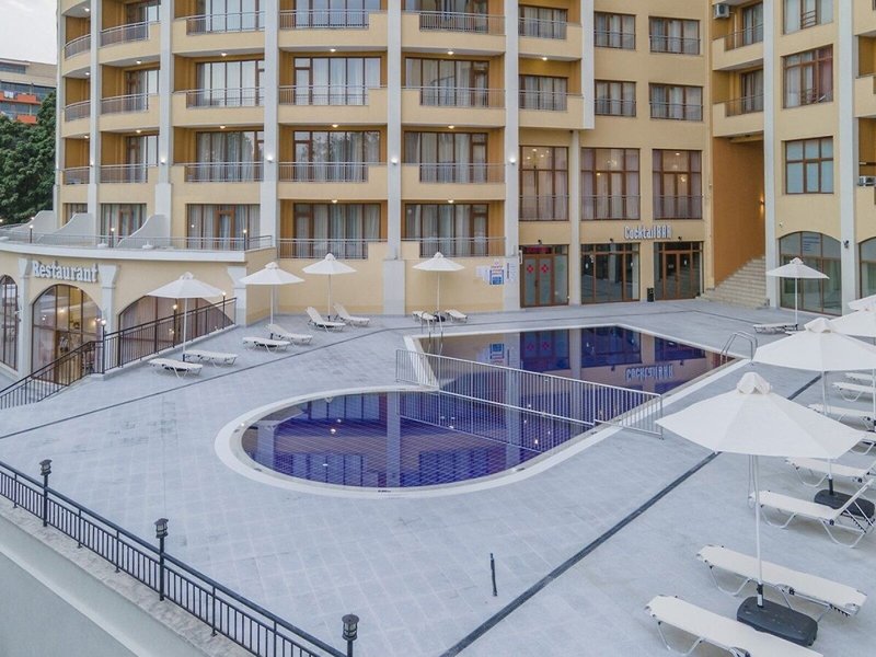Central 8 - Outdoor Pool