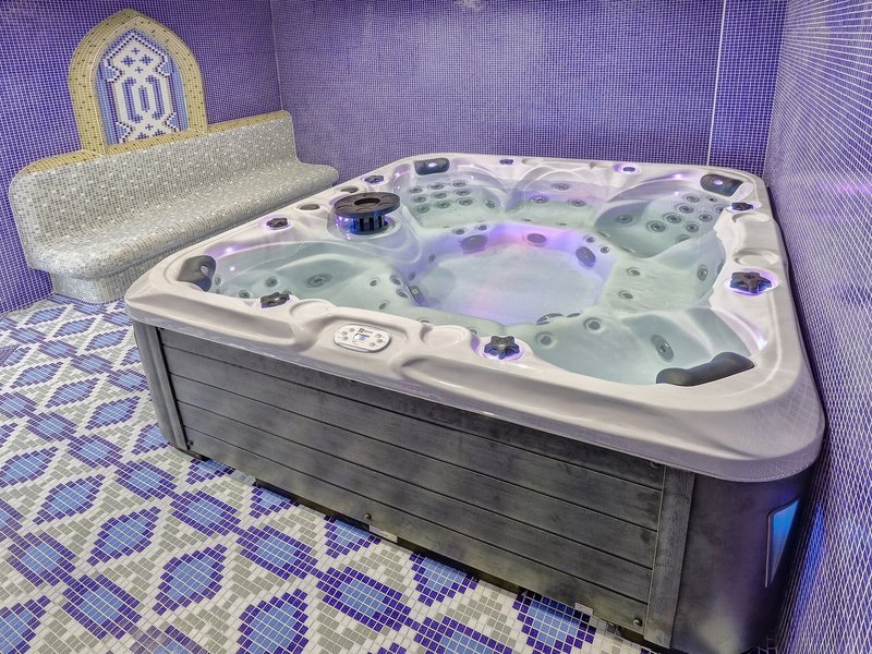 Central 9 - Outdoor Pool