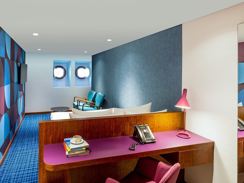 Queen Elizabeth 2 21