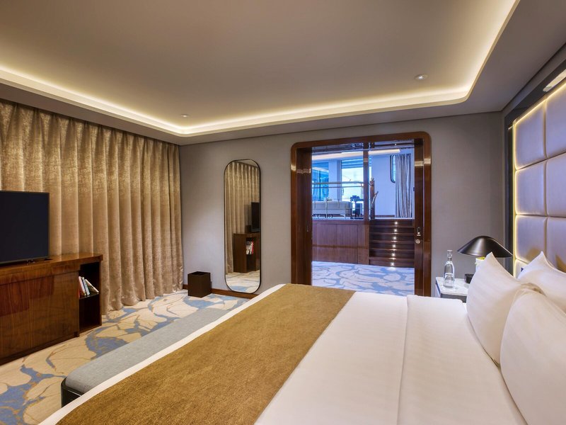 Queen Elizabeth 2 26