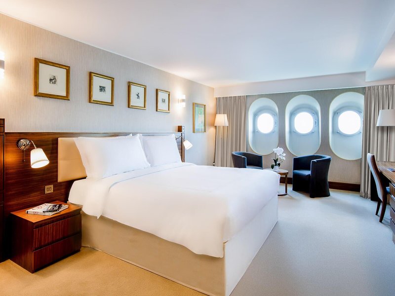 Queen Elizabeth 2 33