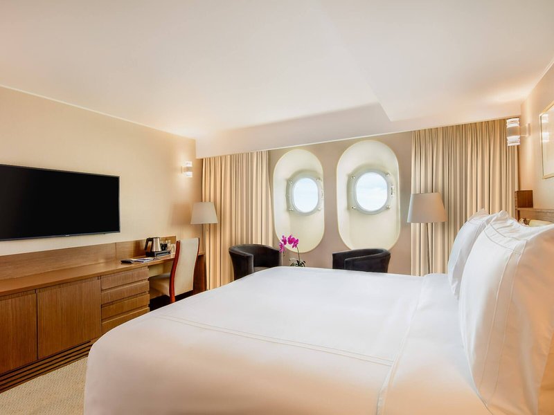 Queen Elizabeth 2 37