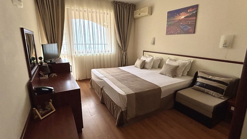 Hotel Yuzhni Noshti 10