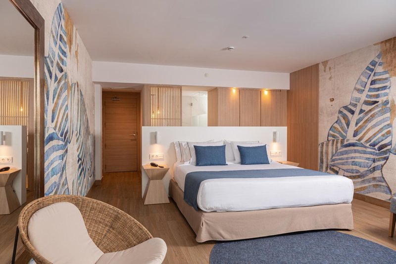 L'Azure Hotel 72