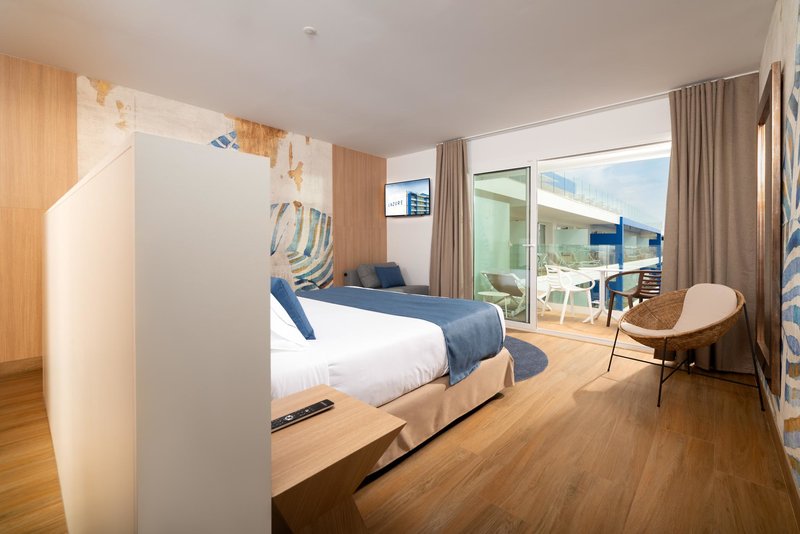 L'Azure Hotel 73