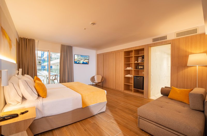 L'Azure Hotel 76