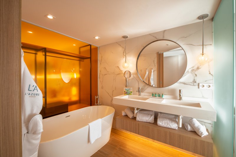 L'Azure Hotel 79