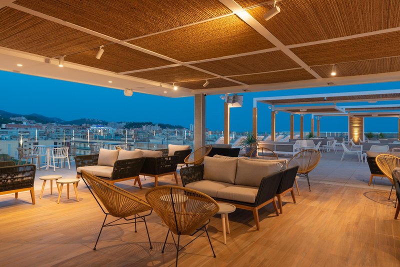 L'Azure Hotel 86