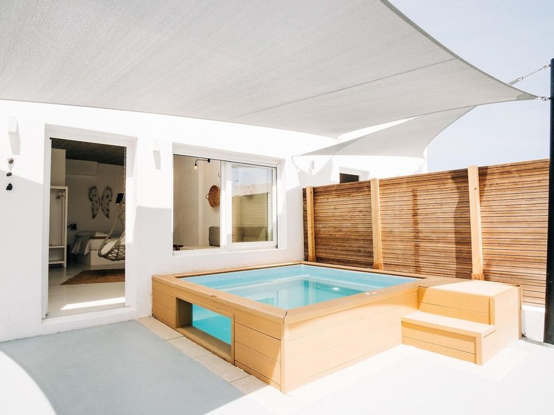 Mesanto Luxury Suites 5