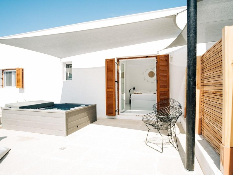 Mesanto Luxury Suites 6