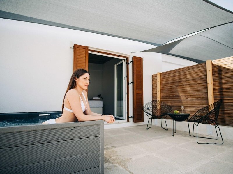 Mesanto Luxury Suites 7