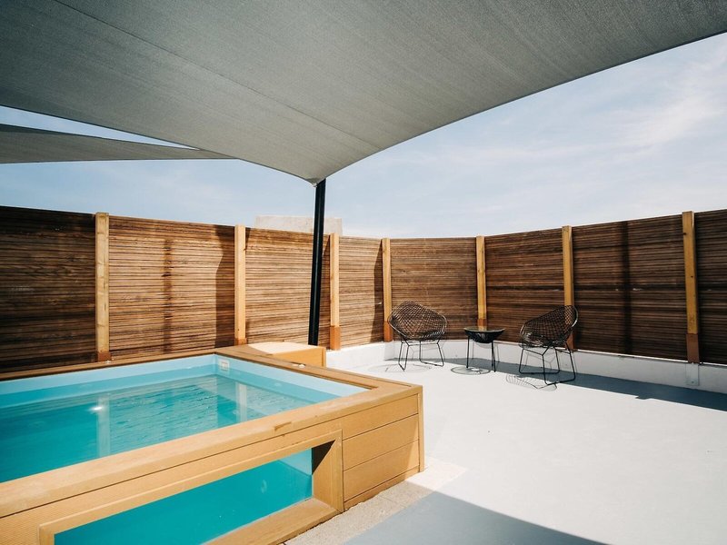 Mesanto Luxury Suites 8