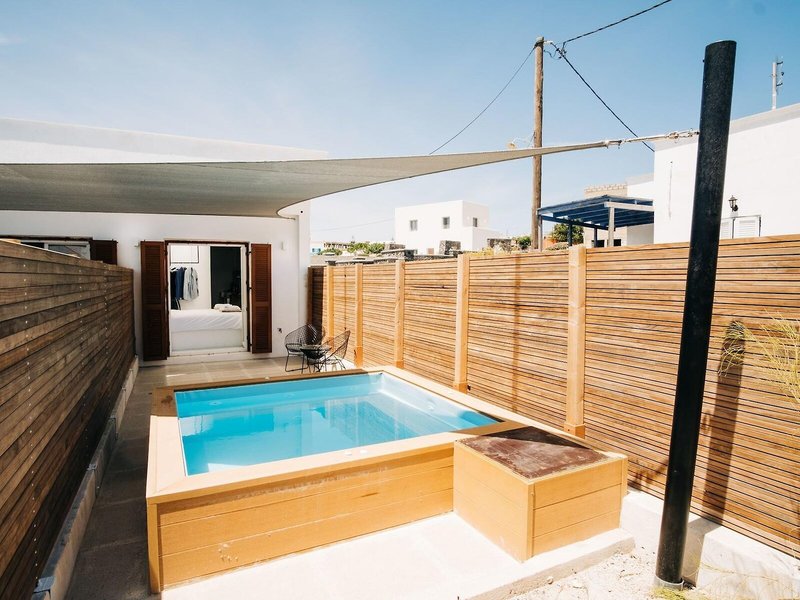 Mesanto Luxury Suites 9