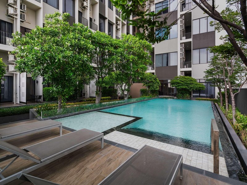 Q-Box Bangkok Blossom Hotel 2