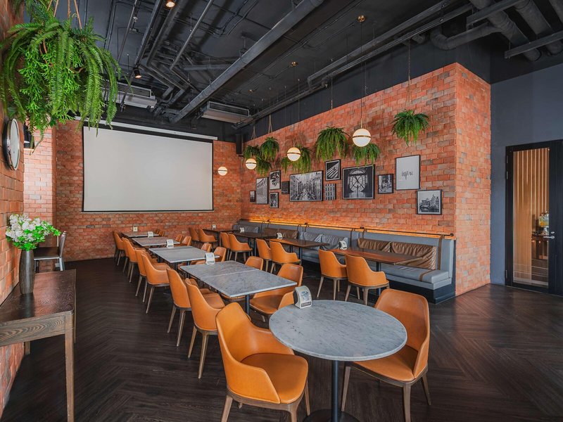 Q-Box Bangkok Blossom Hotel 21