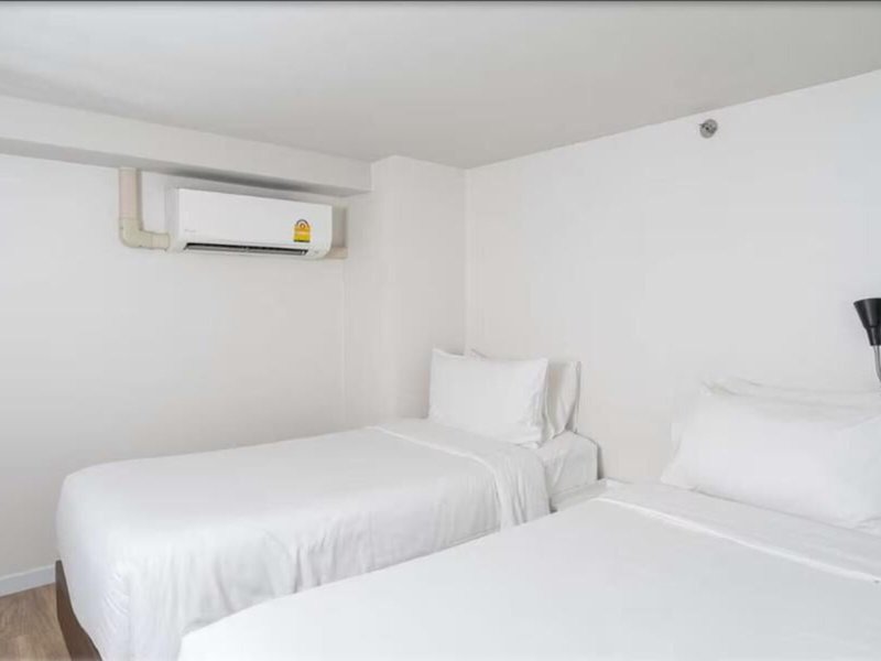 Q-Box Bangkok Blossom Hotel 44