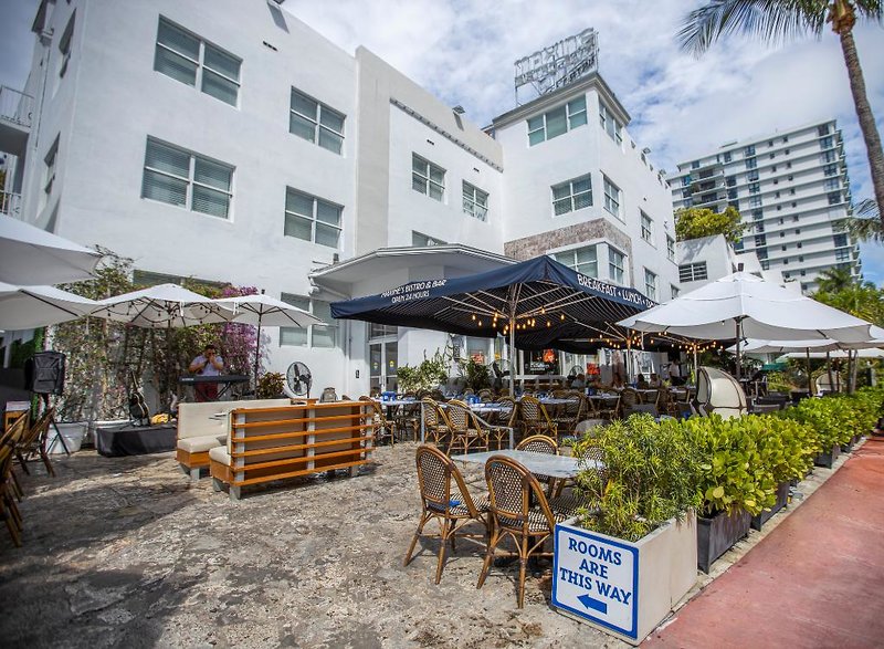Catalina Hotel & Beach Club 11