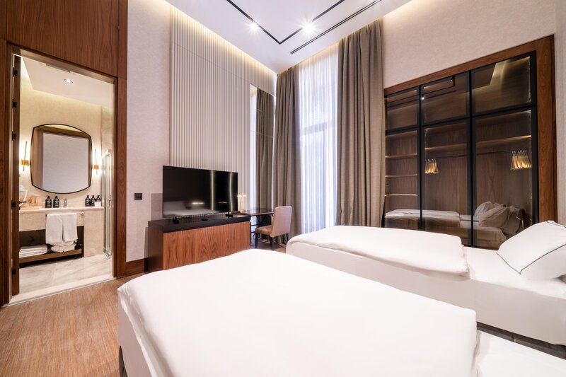 The Norm Oriental 44