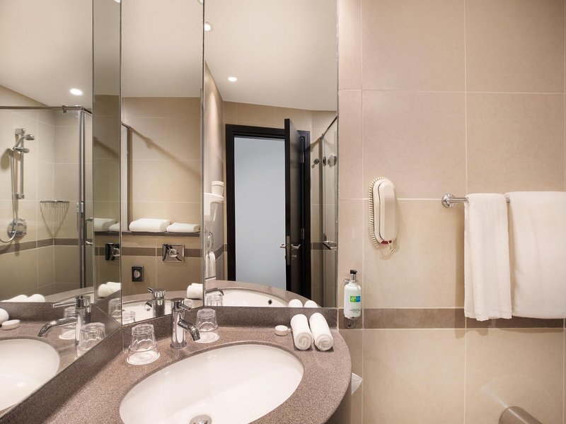 Holiday Inn Express Dubai Safa Park 37