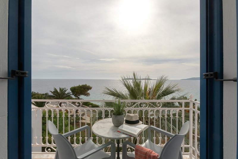 Aneroussa Beach Hotel 8