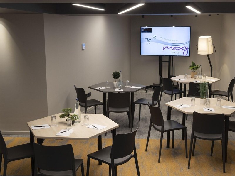 Moxy Patra Marina 18