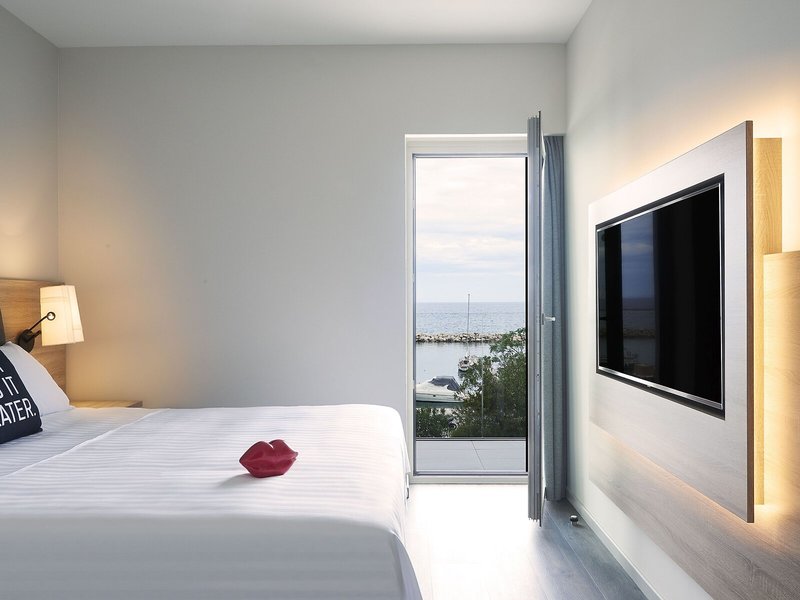 Moxy Patra Marina 30