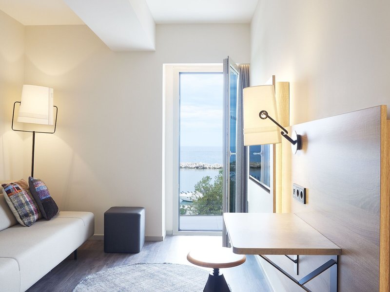 Moxy Patra Marina 32