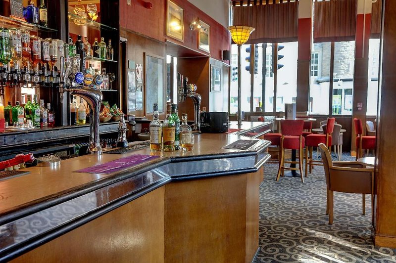 Queen's Hotel 1 - Bar