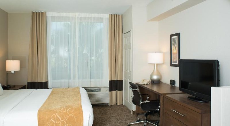 Comfort Suites Maingate East