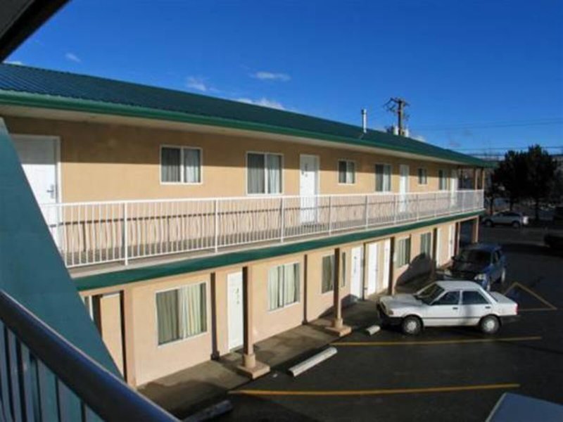 Econo Lodge Inn & Suites