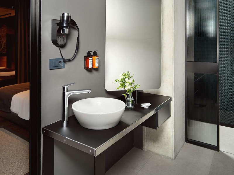 International Business Hotel 4 - Bathroom Example