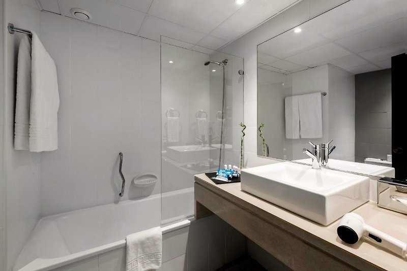 Tryp Lisboa Caparica Mar 3 - Bathroom Example