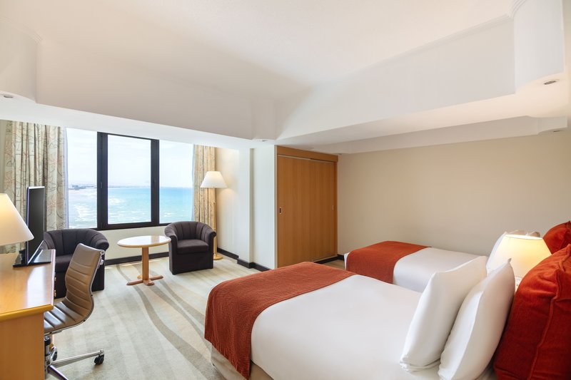 Crowne Plaza Muscat 10