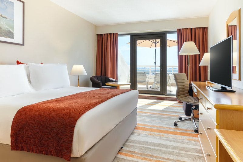 Crowne Plaza Muscat 11