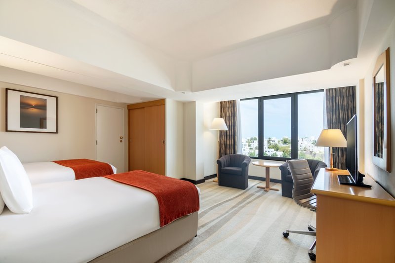 Crowne Plaza Muscat 8