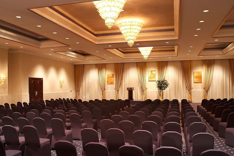 Crowne Plaza Muscat 11