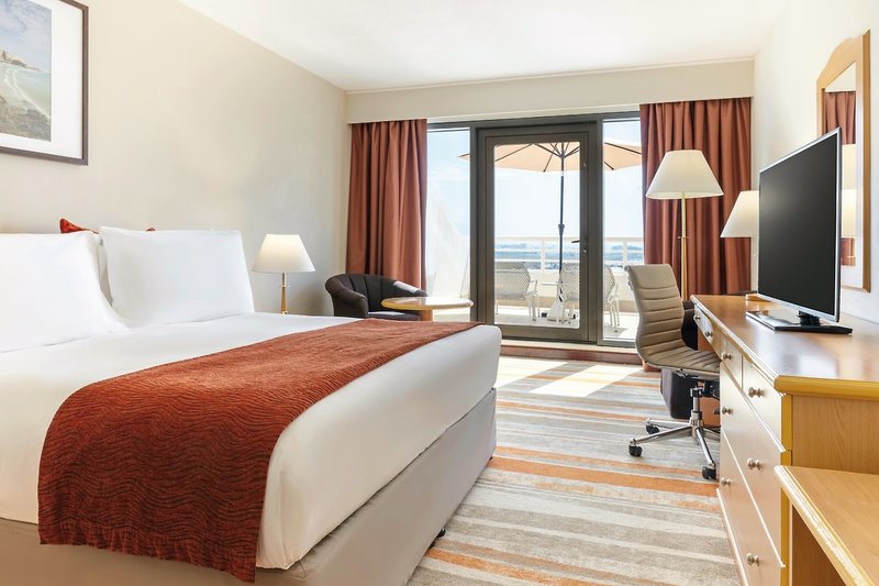 Crowne Plaza Muscat 12