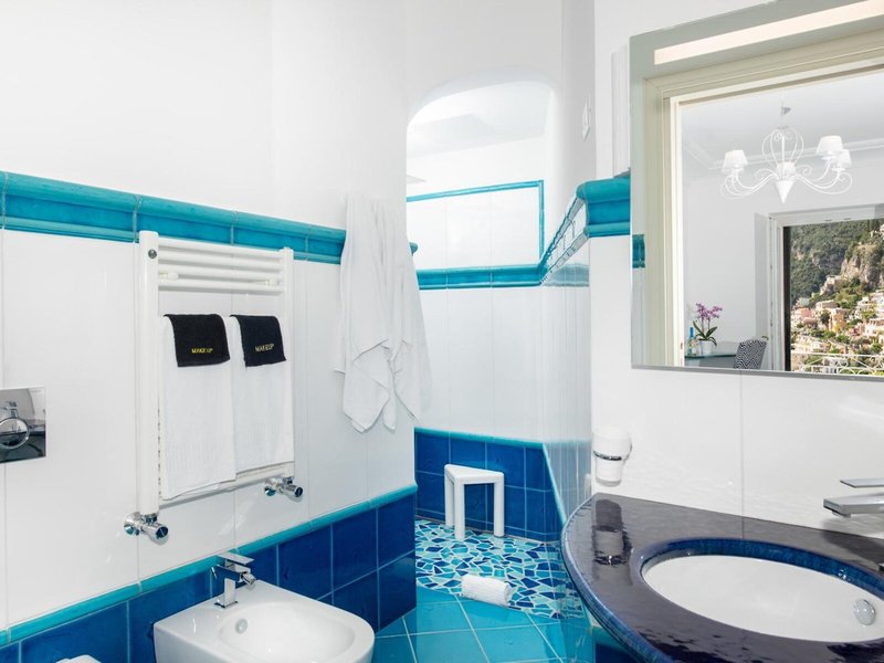 Hotel Reginella 33 - Bathroom Example