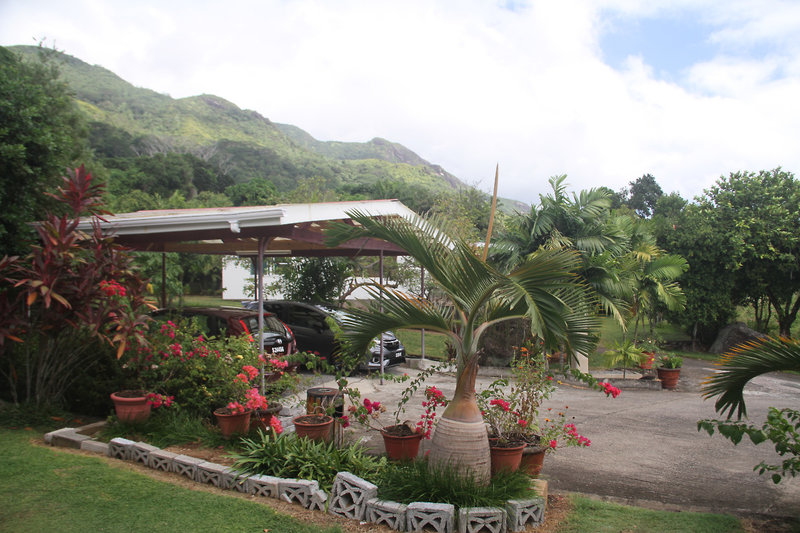 Daniella's Bungalows 9