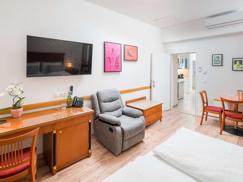 Best Western Plus Celebrity Suites 22