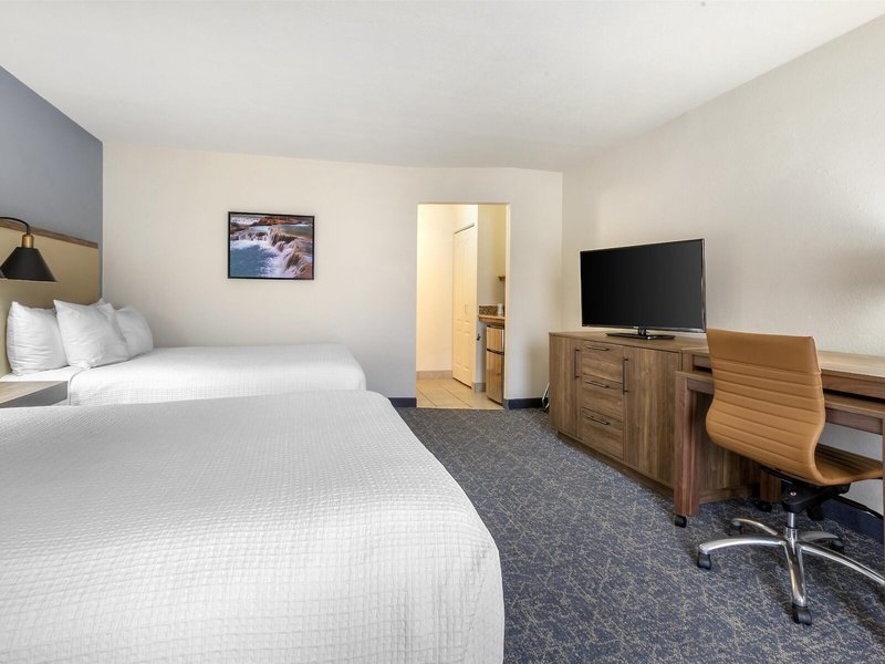 Best Western Plus A Wayfarers Inn & Suites 25 - Room Example