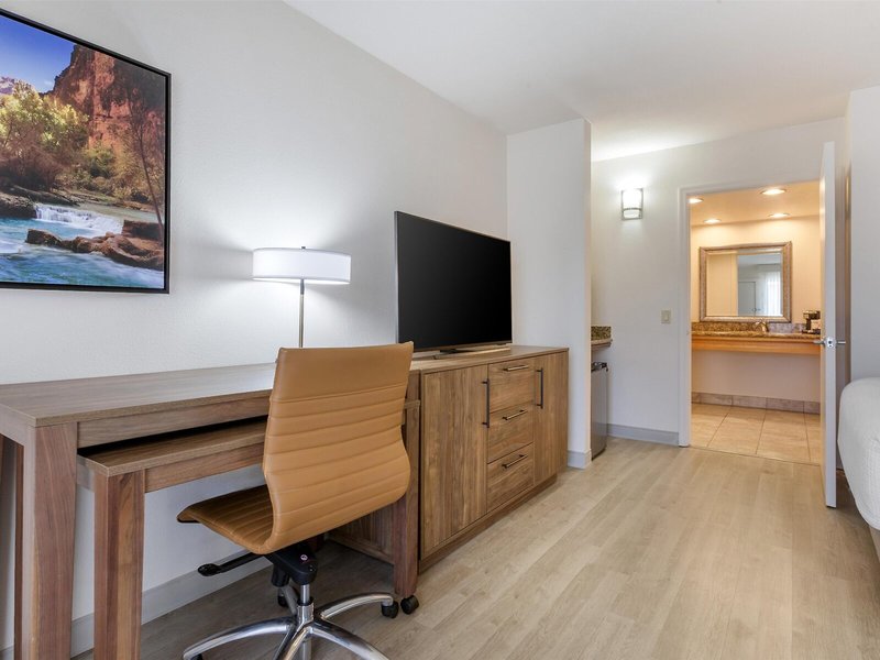 Best Western Plus A Wayfarers Inn & Suites 27 - Room Example