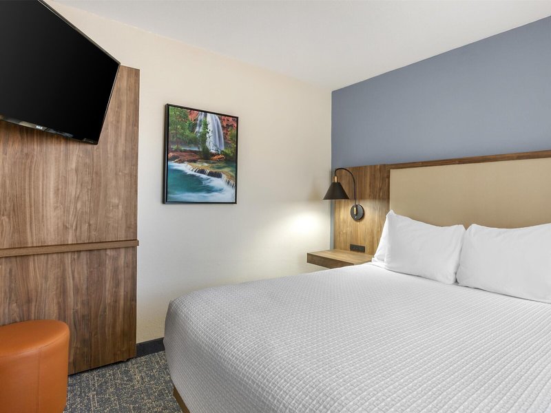 Best Western Plus A Wayfarers Inn & Suites 28 - Room Example