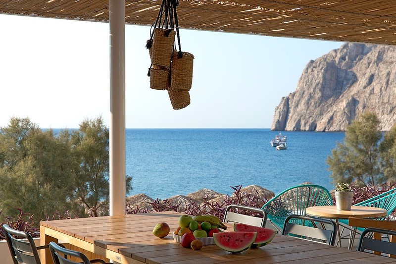Kamari Beach Hotel 8