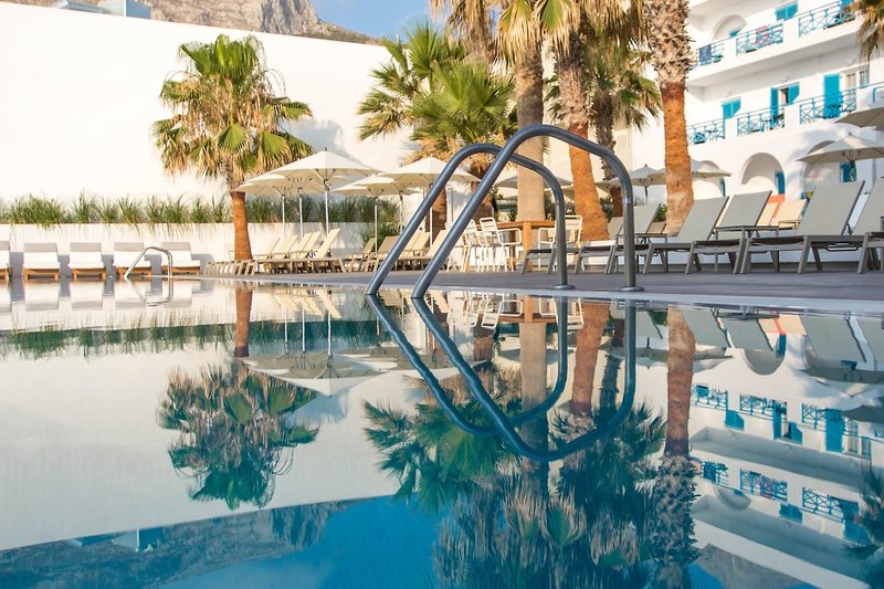 Kamari Beach Hotel 12
