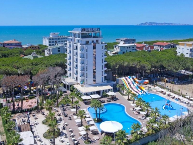 Henry Resort & Spa 3