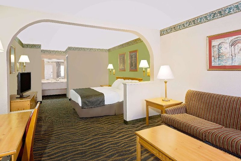 Days Inn & Suites by Wyndham Starkville