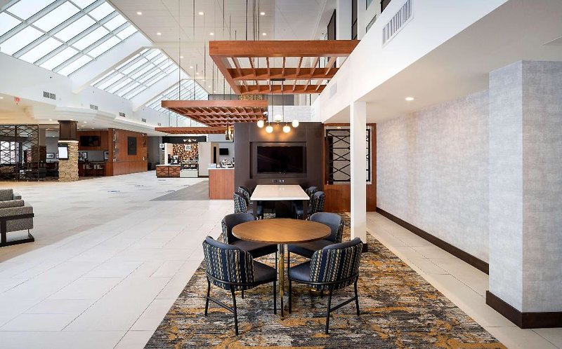 Crowne Plaza Hotel Madison 4